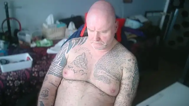 Tattooed Dilf 01 online show from May 30, 2:14 pm