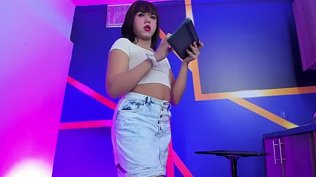 AndreaGiraldo  online show from August 1, 8:30 pm