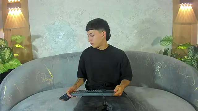 Snapshot of Gian_Rossi chatting on June 13, 5:33 pm Gian Rossi online show from June 13, 5:33 pm