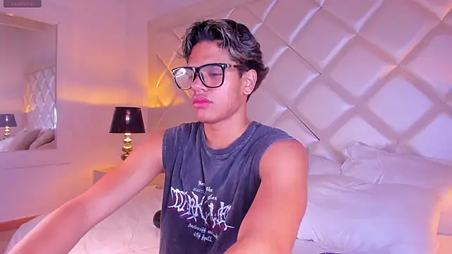 Snapshot of MarcoDeluxxe chatting on May 29, 11:52 am MarcoDeluxxe online show from May 29, 11:52 am
