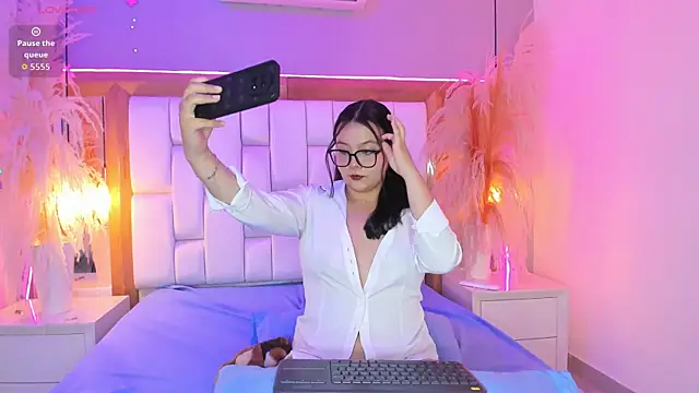Snapshot of Violet_Bloom chatting on May 30, 5:54 pm Violet Bloom online show from May 30, 5:54 pm