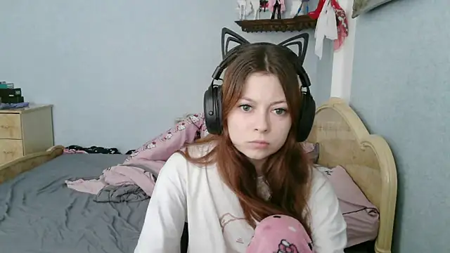 Snapshot of AlessiaViolet chatting on July 6, 8:55 am AlessiaViolet online show from July 6, 8:55 am