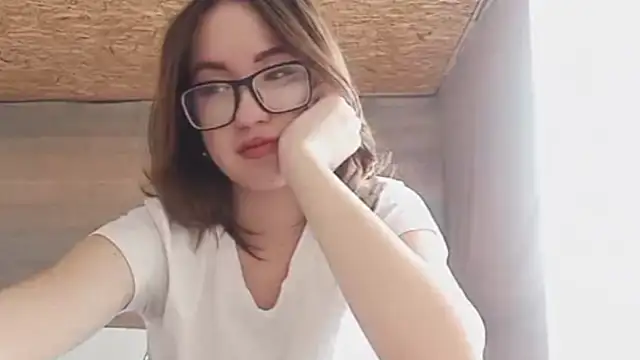 Snapshot of OliviaMoment chatting on May 30, 9:17 am OliviaMoment online show from May 30, 9:17 am
