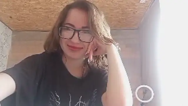 Snapshot of OliviaMoment chatting on June 13, 9:18 am OliviaMoment online show from June 13, 9:18 am