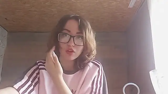 Snapshot of OliviaMoment chatting on June 20, 8:17 am OliviaMoment online show from June 20, 8:17 am