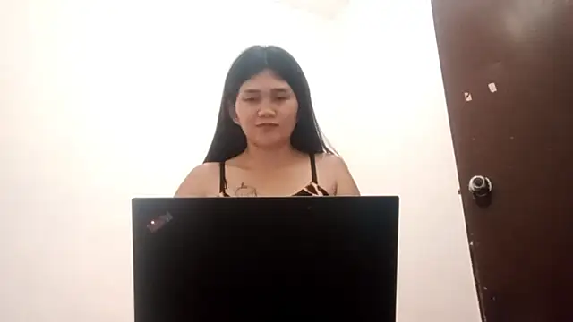 Snapshot of RefugiaHoag chatting on May 31, 1:47 am RefugiaHoag online show from May 31, 1:47 am