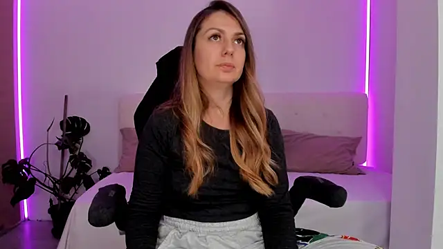 LindaWhite  online show from November 7, 5:02 pm