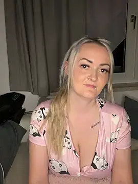 Snapshot of Alex-Blond chatting on June 17, 7:59 pm Alex-Blond online show from June 17, 7:59 pm