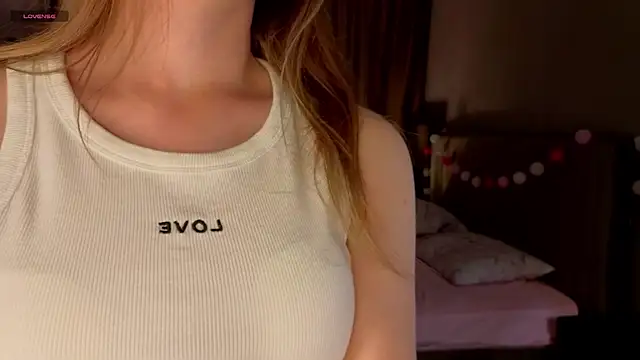 Snapshot of JenevaLitalien chatting on June 8, 6:19 pm JenevaLitalien online show from June 8, 6:19 pm