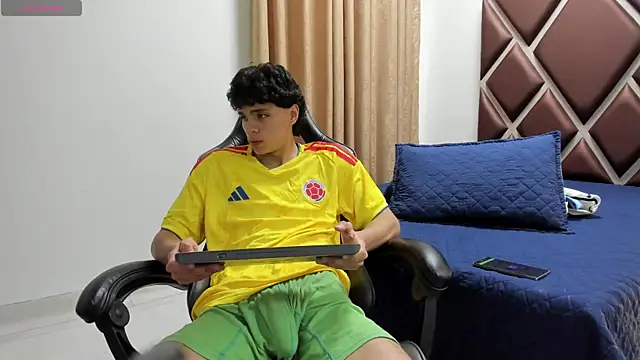 Ithan Hott online show from June 24, 3:49 am