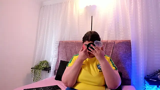 Snapshot of Emilie_Jones chatting on June 13, 1:53 pm Emilie Jones online show from June 13, 1:53 pm