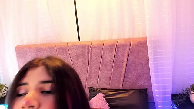 Snapshot of Emilie_Jones chatting on June 17, 7:59 pm Emilie Jones online show from June 17, 7:59 pm