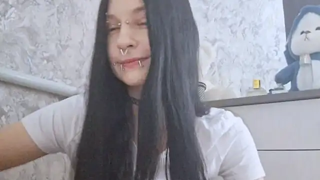 Snapshot of KrissyHiott chatting on June 17, 4:04 am KrissyHiott online show from June 17, 4:04 am