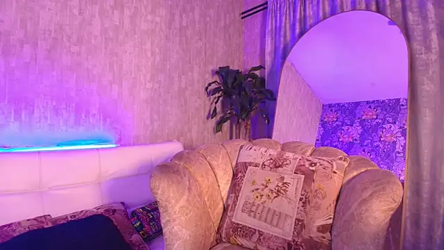 Snapshot of chloe_bronze chatting on June 15, 8:22 pm chloe bronze online show from June 15, 8:22 pm