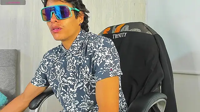 tommyhot7 online show from June 10, 9:57 pm