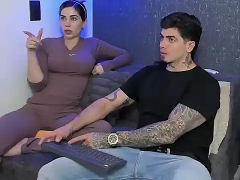 Snapshot of latin_couple04 chatting on June 1, 3:08 am latin couple04 online show from June 1, 3:08 am