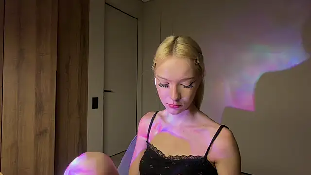 Snapshot of Anny_qte chatting on July 30, 6:18 pm Anny qte online show from July 30, 6:18 pm