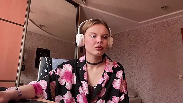 Vivienneyourdream online show from June 3, 9:56 am