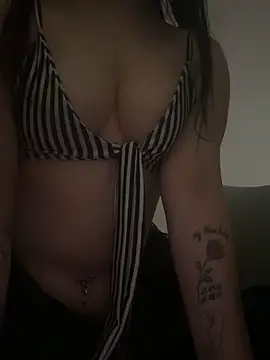 Snapshot of badbunnybabe123 chatting on June 1, 7:32 am badbunnybabe123 online show from June 1, 7:32 am