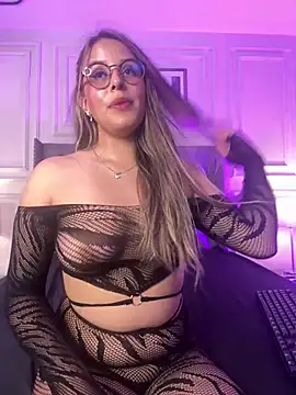 SunnyLuxxx online show from July 4, 7:20 pm
