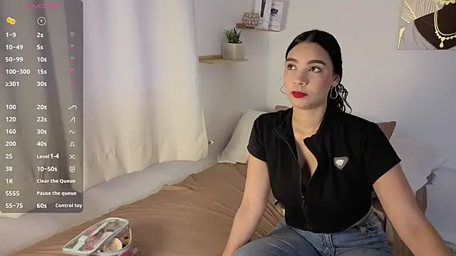 Snapshot of Maddy_Fox99 chatting on June 15, 8:33 pm Maddy Fox99 online show from June 15, 8:33 pm