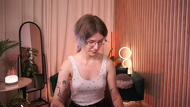 Snapshot of Lain_Root chatting on July 13, 5:43 am Lain Root online show from July 13, 5:43 am
