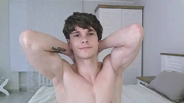 Snapshot of Eric_Crush chatting on June 4, 4:18 am Eric Crush online show from June 4, 4:18 am