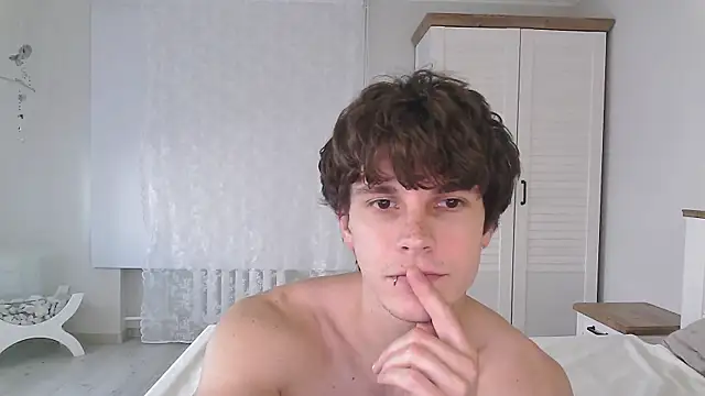Snapshot of Eric_Crush chatting on June 15, 4:15 am Eric Crush online show from June 15, 4:15 am