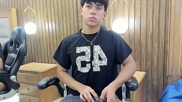 Snapshot of Johnny__bloom chatting on June 17, 4:37 am Johnny bloom online show from June 17, 4:37 am