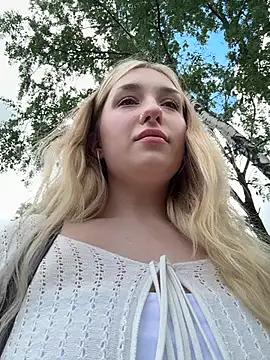 Snapshot of Polly_Pop chatting on June 22, 10:45 am Polly Pop online show from June 22, 10:45 am