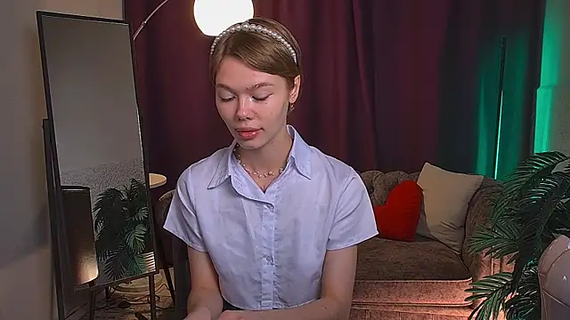 Snapshot of EvaEverly chatting on June 14, 6:04 am EvaEverly online show from June 14, 6:04 am