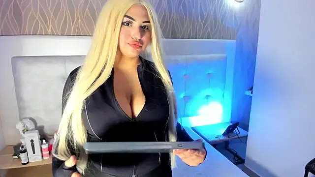 Snapshot of NaomiWhite_ chatting on June 13, 8:07 pm NaomiWhite online show from June 13, 8:07 pm