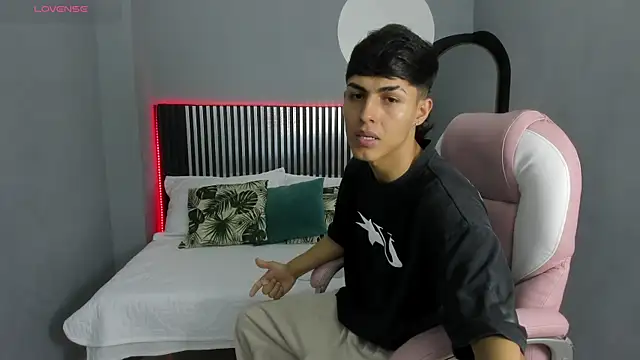 Snapshot of Axel_Mendozaa chatting on June 10, 8:19 pm Axel Mendozaa online show from June 10, 8:19 pm