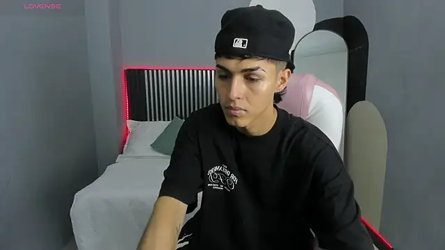 Snapshot of Axel_Mendozaa chatting on June 16, 8:00 pm Axel Mendozaa online show from June 16, 8:00 pm