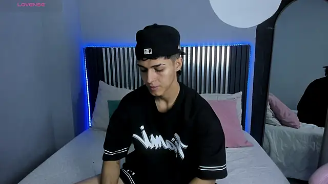 Snapshot of Axel_Mendozaa chatting on July 2, 8:15 pm Axel Mendozaa online show from July 2, 8:15 pm