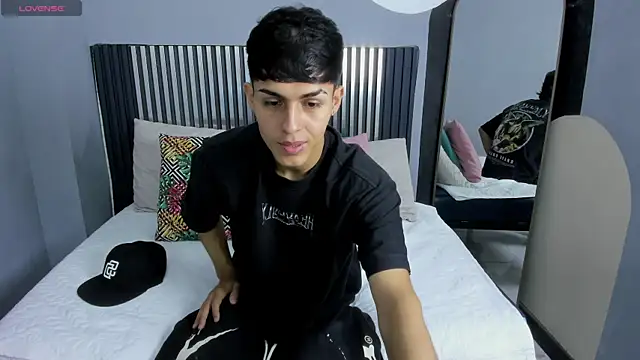 Snapshot of Axel_Mendozaa chatting on July 4, 8:04 pm Axel Mendozaa online show from July 4, 8:04 pm