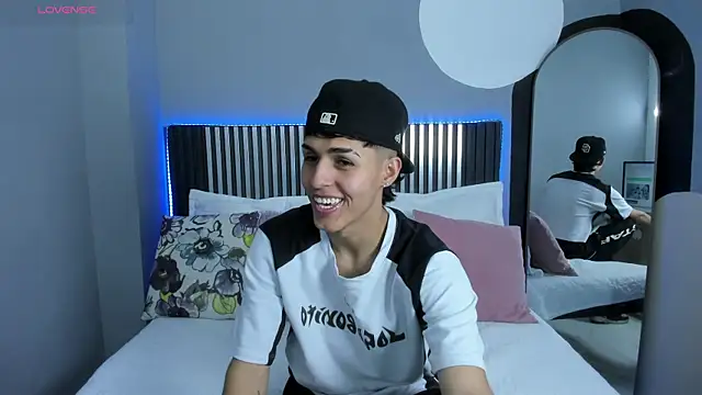 Snapshot of Axel_Mendozaa chatting on July 8, 8:24 pm Axel Mendozaa online show from July 8, 8:24 pm