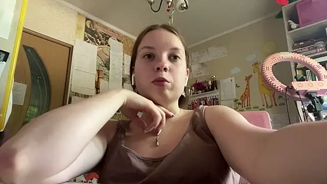 Snapshot of Aileyn chatting on June 18, 8:25 am Aileyn online show from June 18, 8:25 am