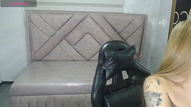 Snapshot of Scarlet_Queen_v chatting on June 18, 12:42 pm Scarlet Queen v online show from June 18, 12:42 pm