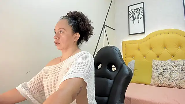 Snapshot of Annie_Bowie chatting on June 17, 1:45 pm Annie Bowie online show from June 17, 1:45 pm