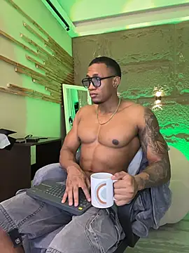 Snapshot of LoganVarela chatting on July 7, 12:09 pm LoganVarela online show from July 7, 12:09 pm