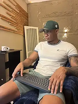 Snapshot of LoganVarela chatting on July 13, 4:10 pm LoganVarela online show from July 13, 4:10 pm