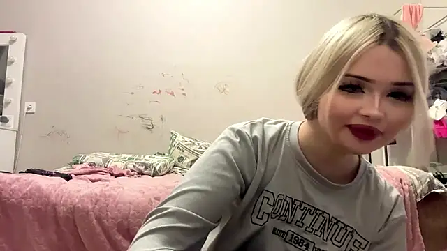 Snapshot of moonluv33 chatting on June 12, 2:05 pm moonluv33 online show from June 12, 2:05 pm