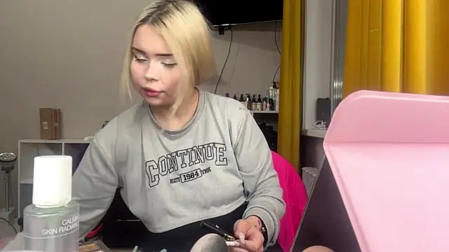 moonluv33 online show from June 20, 1:25 pm