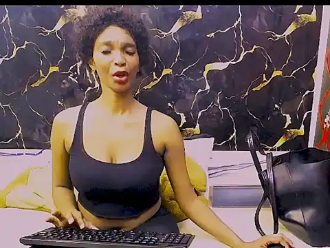 Snapshot of Caramelminxx_ chatting on June 15, 8:05 am Caramelminxx online show from June 15, 8:05 am