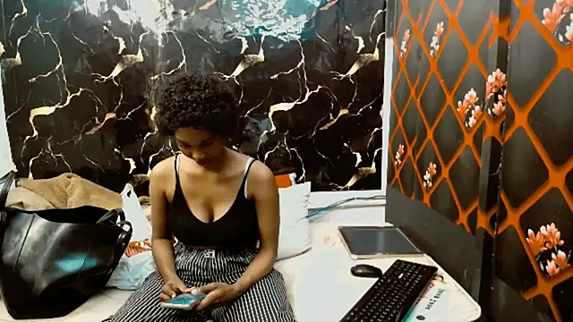 Snapshot of Caramelminxx_ chatting on July 8, 7:24 am Caramelminxx online show from July 8, 7:24 am