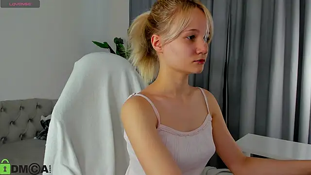 Snapshot of Bunny_Elsy chatting on June 18, 11:47 am Bunny Elsy online show from June 18, 11:47 am