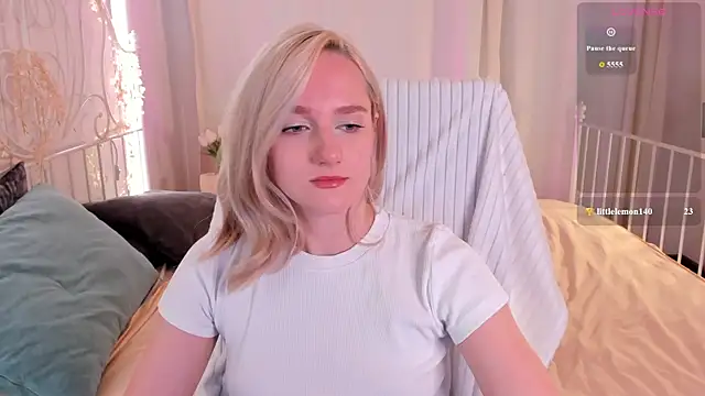 Snapshot of Chloe-Deccer chatting on July 13, 1:30 am Chloe-Deccer online show from July 13, 1:30 am
