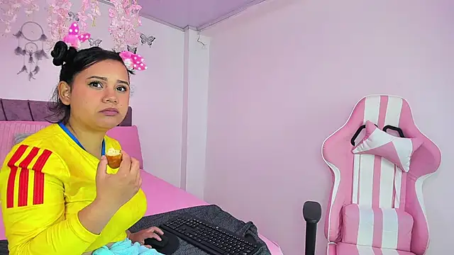 NahomyEvans online show from June 17, 12:40 pm