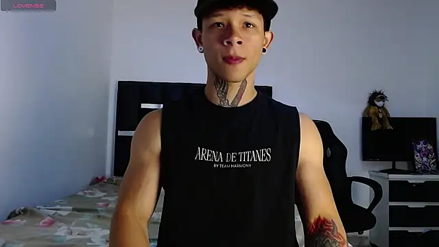 Snapshot of Erosscott_ chatting on August 6, 3:14 pm Erosscott online show from August 6, 3:14 pm